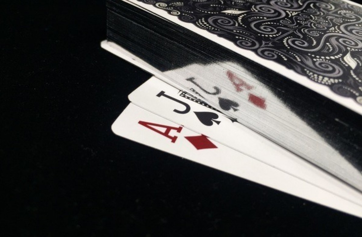 LUXXgilded-playingcards410-1190x780.jpg